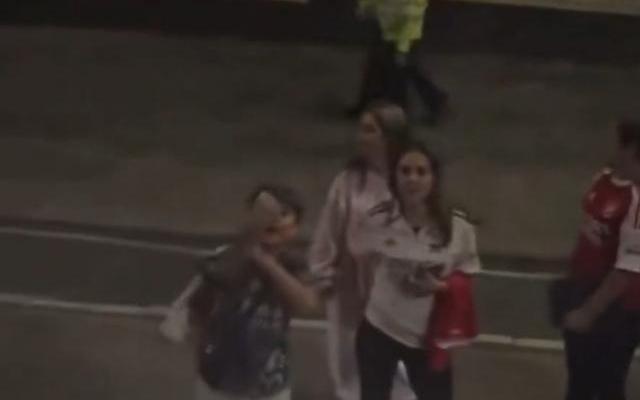 魔人看笑了！哈兰德晒被阿森纳球迷辱骂视频，小球迷还比不雅手势