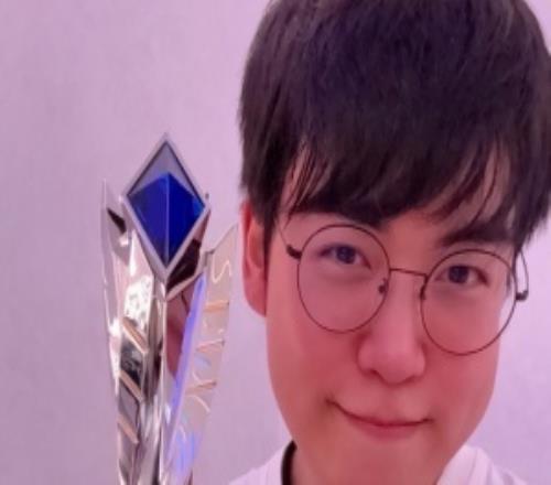 信誉积分这一块！Gumayusi更博晒FMVP奖杯：做到啦！