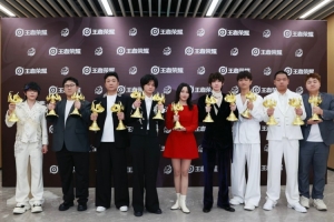 人手奖杯！成都AG晒照：感谢每一个人的