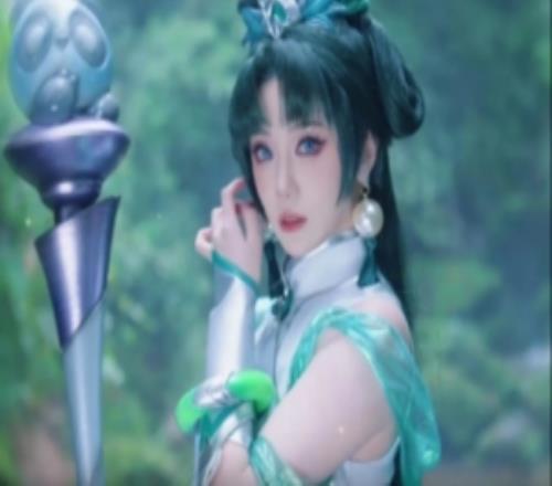 主持人小钰分享COS拉克丝视频：青城山上