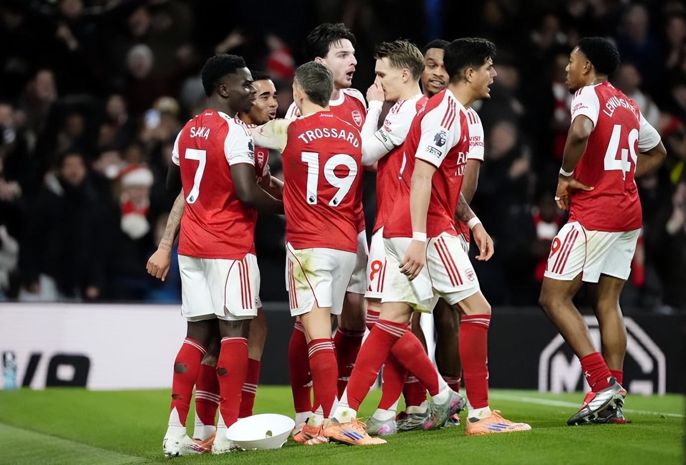 足坛狂欢夜！4大豪门齐齐奏凯，阿森纳惊险绝杀，巴萨甩开皇马7分