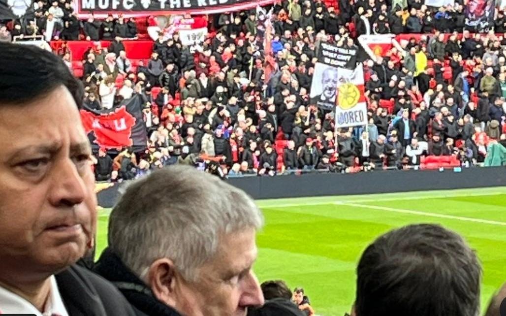 互相伤害，曼联球迷举“115”标语，曼城球迷高唱阿莫林歌曲