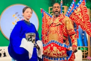 余霜晒身着传统京剧戏服照：太酷了