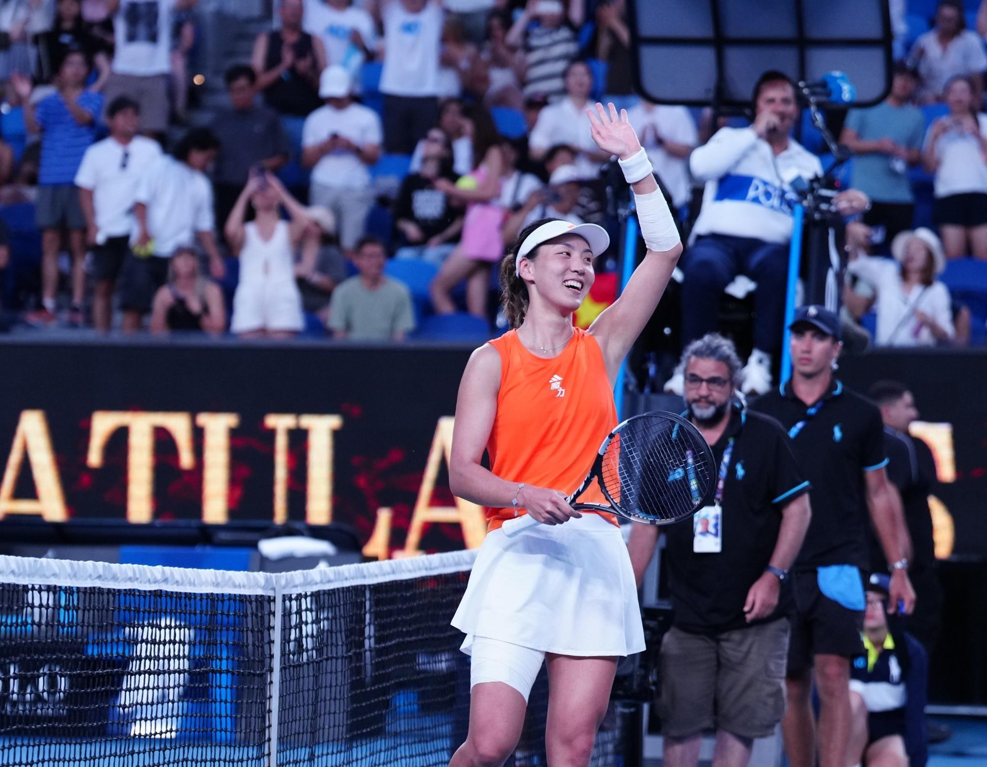 又美又能打！王欣瑜20复仇+首进澳网16强：中国莎娃挥手微笑真甜