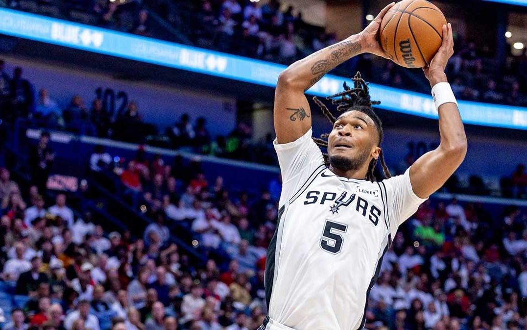 牛,马刺队文班亚马在对阵篮网的比赛中展现了他全面的球技