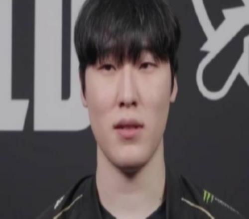 谁是更强中单Zeka在二选一中最后选择了Faker