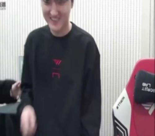 三冠辅助的地位Keria到访Peyz直播间，Peyz立马起身让座