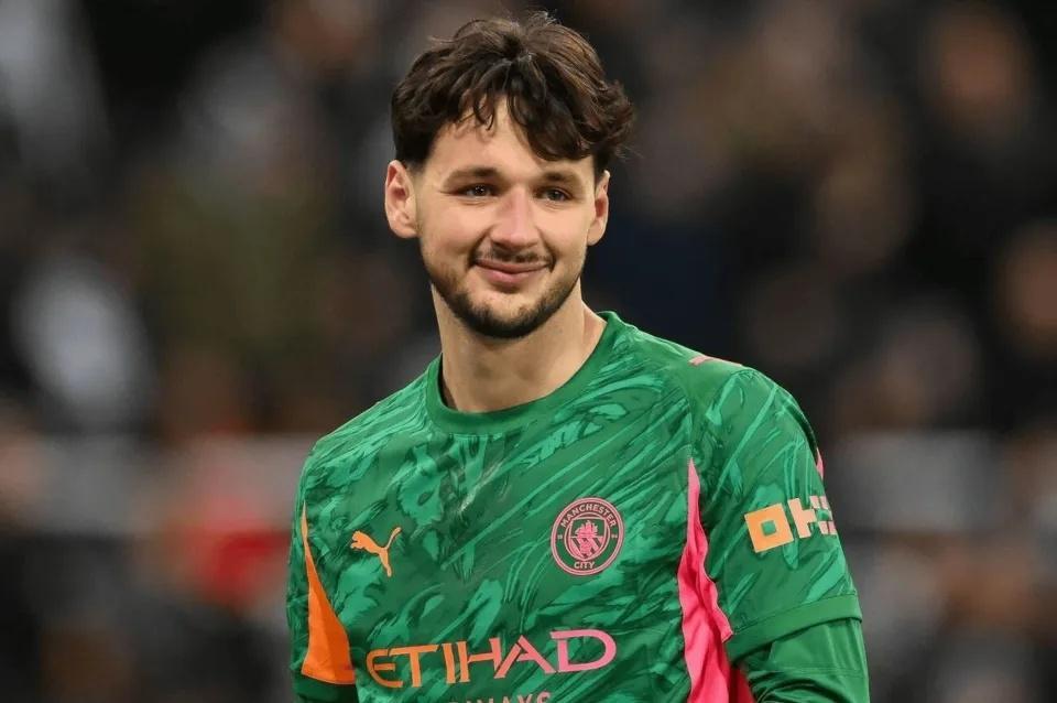 开场3连扑！曼城年轻门神率队拿赛季