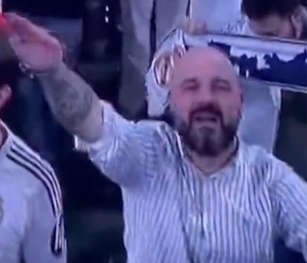 极度讽刺！皇马球迷赛前行纳粹礼，当场