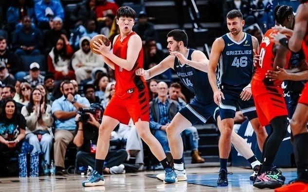 苏群:短短两个月,杨瀚森适应NBA的心态和意识上有了非常大变化