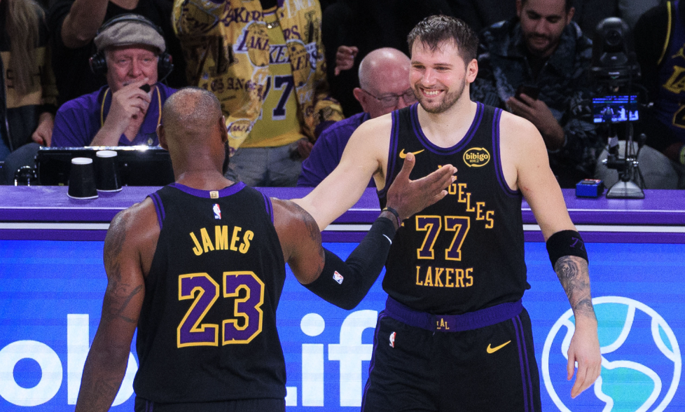 恐怖！一战狂刷9项纪录，全场高呼MVP老詹要承认东契奇才是领袖