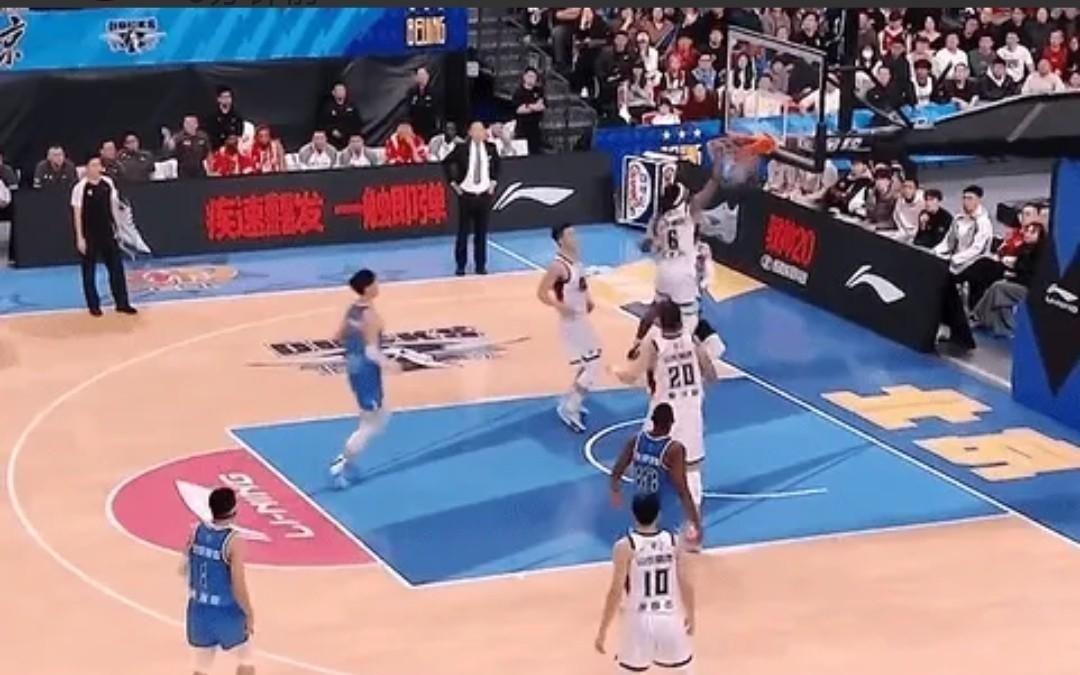 篮球新视角：87：85绝杀！后卫珀塞尔隔扣中锋周琦，太精彩了！
