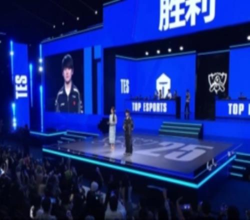 JackeyLove：只要我能跟上伤害就输不了就这样闪现向前打了