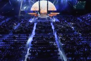 前排票都砸手上了LCK败决打响现场1688港币的座位仍有许多空位