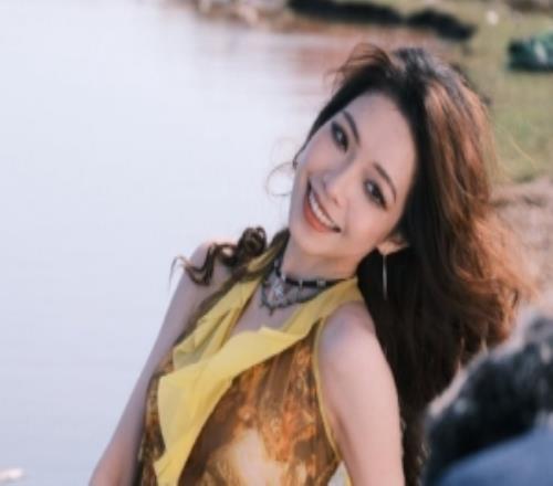 LPL主持人希然晒照：非常非常美丽的无人区草原的风我永远记得