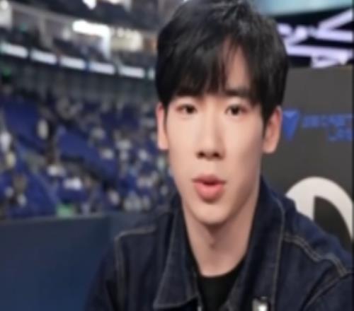 S15赛事现场：体操运动员张博恒为LPL和TES加油！