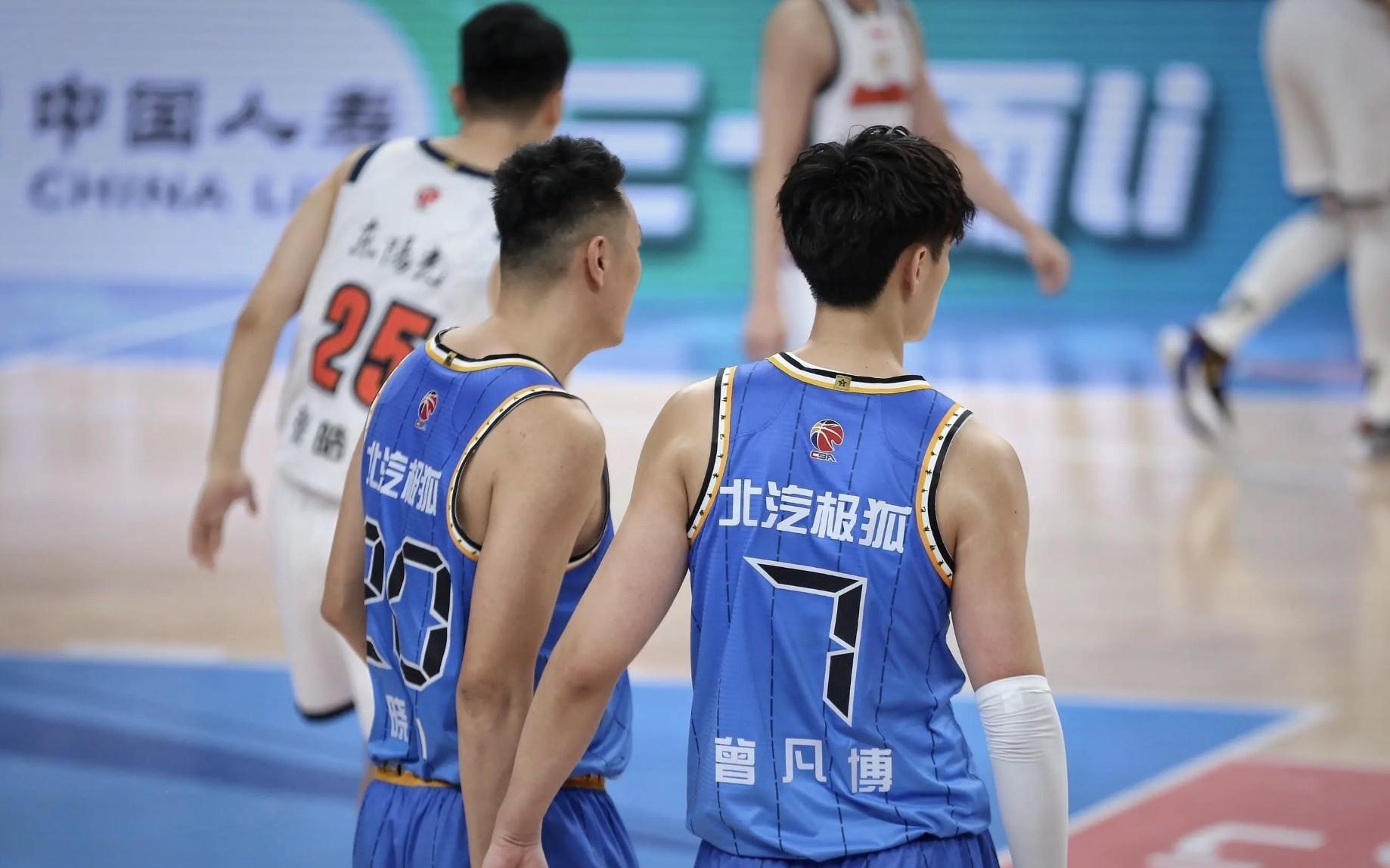 与摄像师相撞却扶不动对方，翟晓川：对不起大哥，我尽力了！