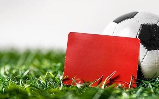 日本国脚竟拿战犯照片合影，英超球队