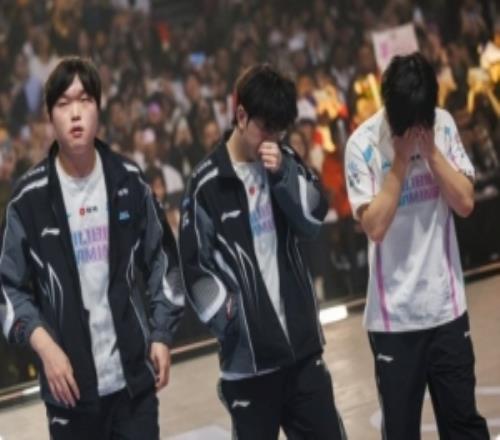 LOL官推晒BLG不敌TES后选手照片：Beichuan掩面，ELK捂鼻