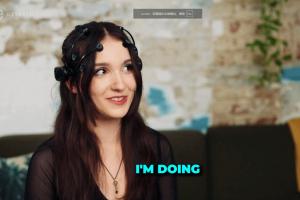 外网女主播让别人用游戏手柄控制自己结果被刺激到不能走直线