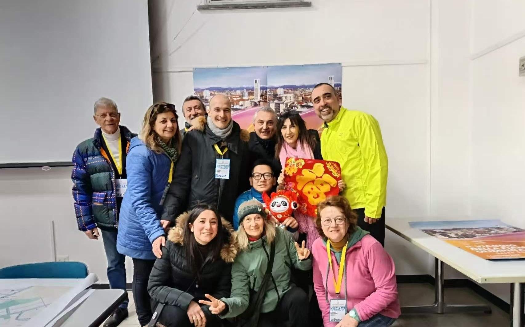 连线米兰冬奥会上的中国火炬手：我亲吻了奥运火炬