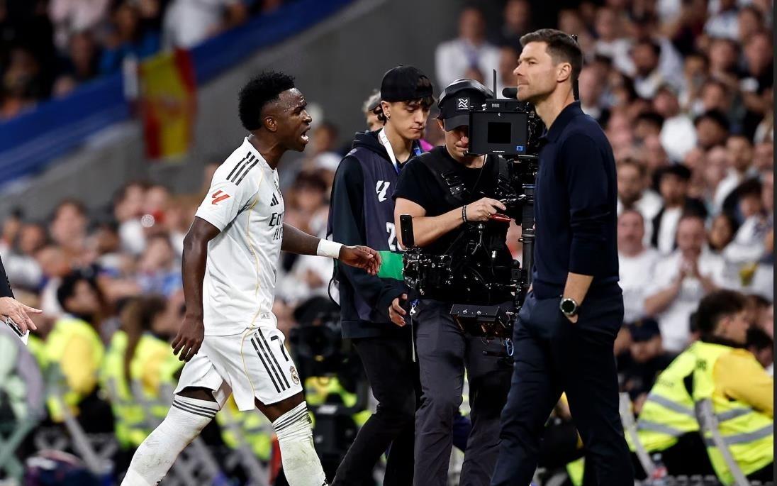 西媒:维尼修斯认为自己未获得尊重,正认真考虑离队的可能性