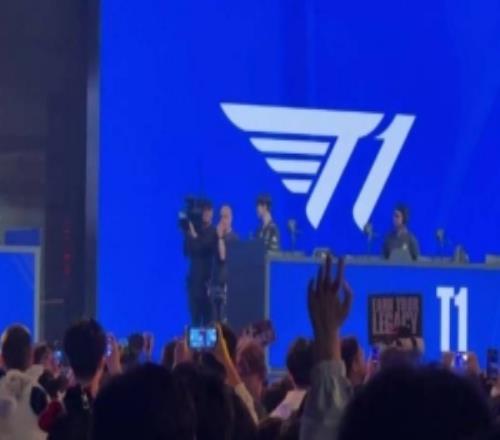 媒体人：Faker在S赛连续赢了LPL11个BO5不怪在中国有这么多粉丝