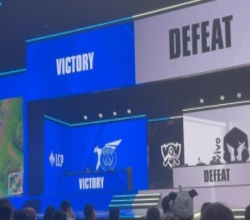 导播提前开香槟PSGvsVKS比赛还在进行现场已经宣布PSG获胜！