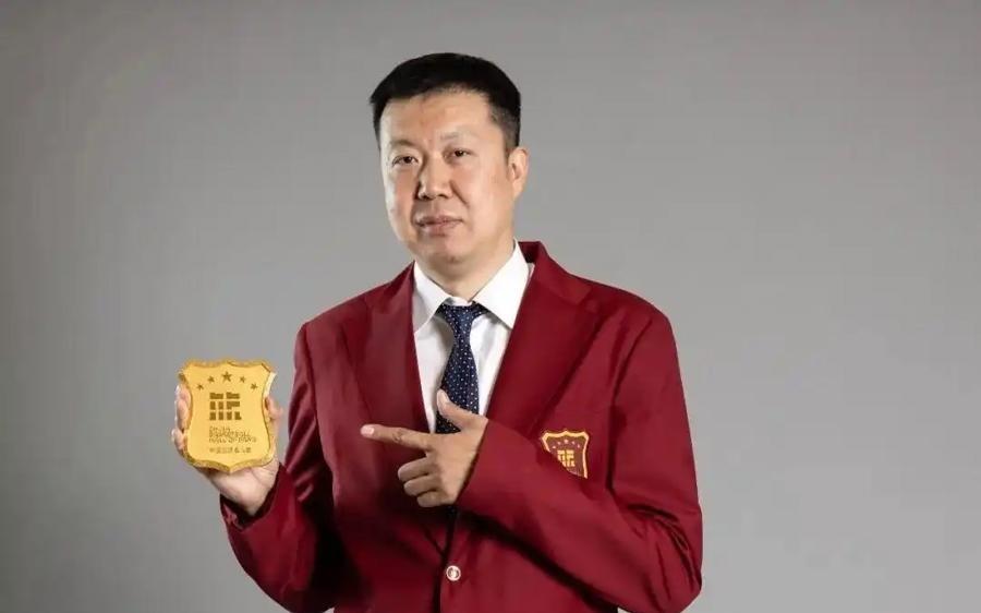 他不经常露面，但他从未离开！入选国际篮联名人堂，王治郅获得殊荣背后的故事