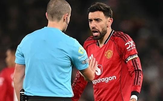 邮报：曼联管理层不满多次判罚不公，将寻求与裁判负责人会面