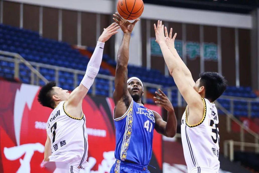 福建男篮大外援敲定！CBA防守大闸投奔凯撒，曾对阵山东砍28+15