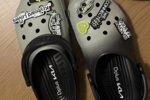 志宣感谢DK的洞洞鞋礼物：谢谢DK这双可爱的Crocs