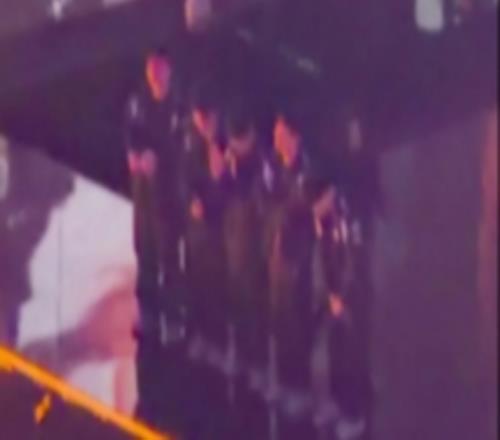 负者的心酸当大家都在恭喜T1时，KT来到舞台侧边鞠躬致谢观众