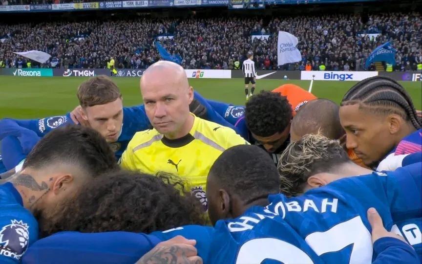 太阳报：蓝军球员开场前围圈是球员自