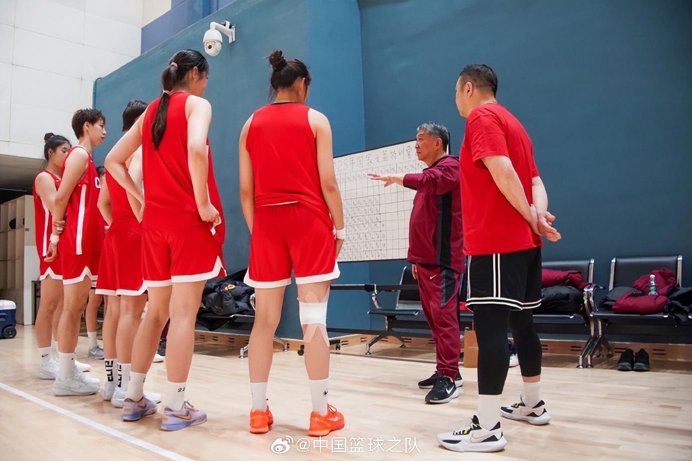 中国女篮官宣15人集训名单，95后淡出国家队，张子宇李缘意外落选