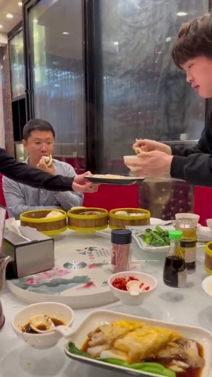 BLG更新视频：到达巴西的选手工作人员正在吃广式茶点