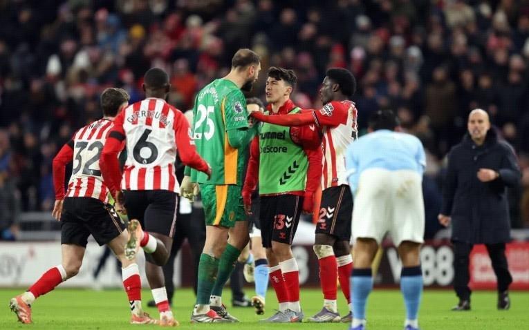 多纳鲁马赛后和对手发生激烈冲突，随后被拉开