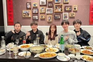 小钰分享照片：完美的巴黎之旅一次性收获和四位冠军的合影hhhh