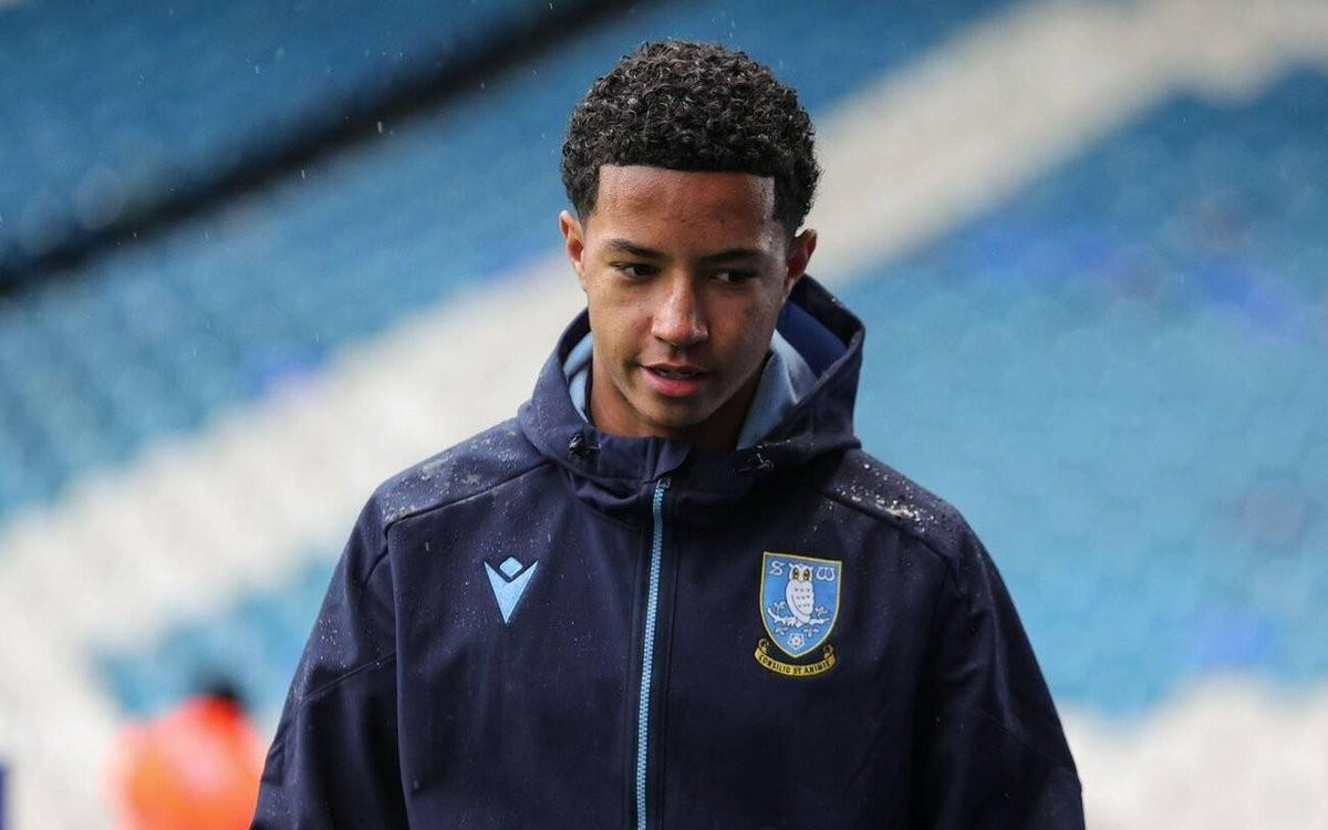 TA：切尔西接近100万镑签谢周三17岁左后卫阿拉奥，曼联也在谈