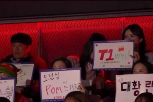 T1对阵KT现场：peyz爸爸和姐姐观赛 并为T1加油