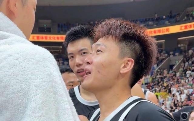 广东男篮热身赛火爆冲突:赵睿遭对手挑衅周鹏挥拳回应