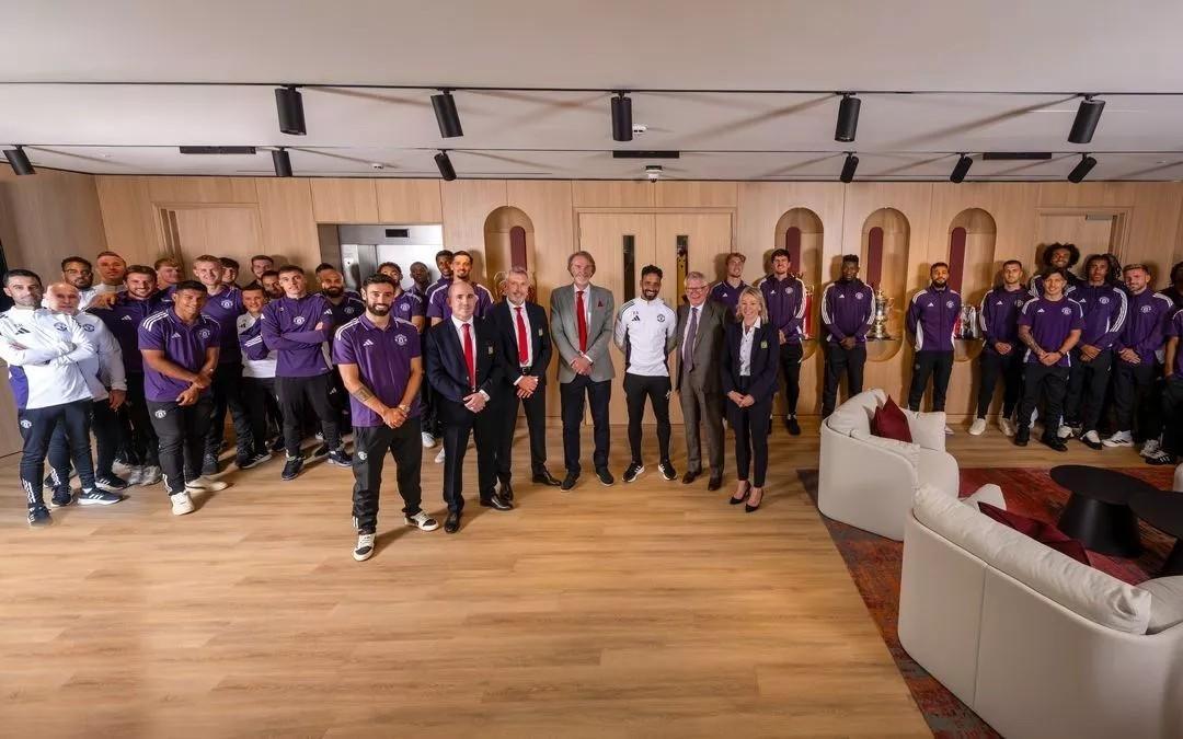 镜报：曼联100英镑开放球迷参观卡灵