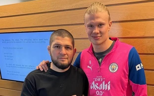 哈兰德晒合照被发现鼓舞士气口号：我们不是弱者，我们是曼城