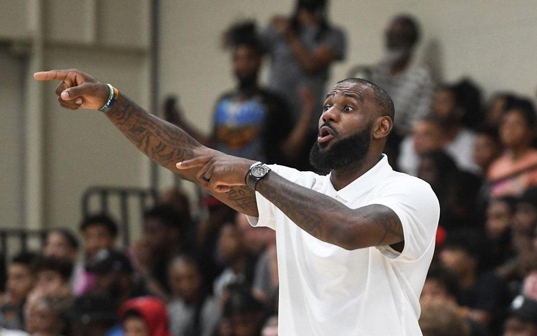 有意思，NBA传奇斯托克顿用“乘直升机登顶”的比喻痛批詹姆斯