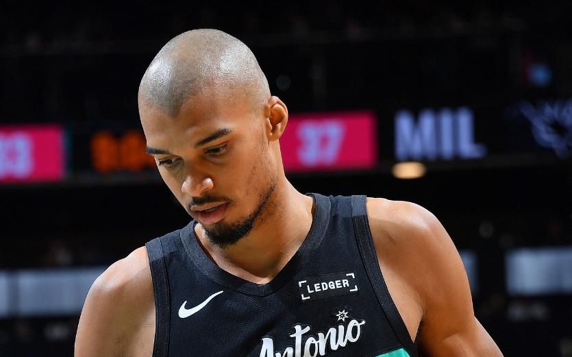 王者归来取大胜！光头文班22+10完压字母膝盖被撞后5记三分超准