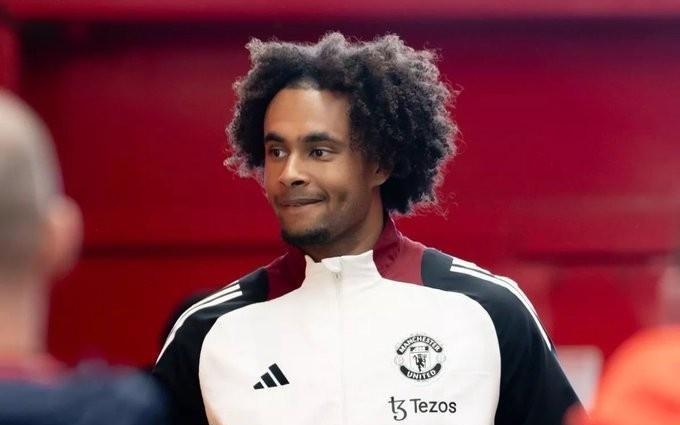 记者：罗马正与曼联谈齐尔克泽强制买