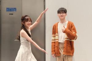 夏安晒与Faker合影：谁懂看到Faker拿出两张中文手写信的震撼