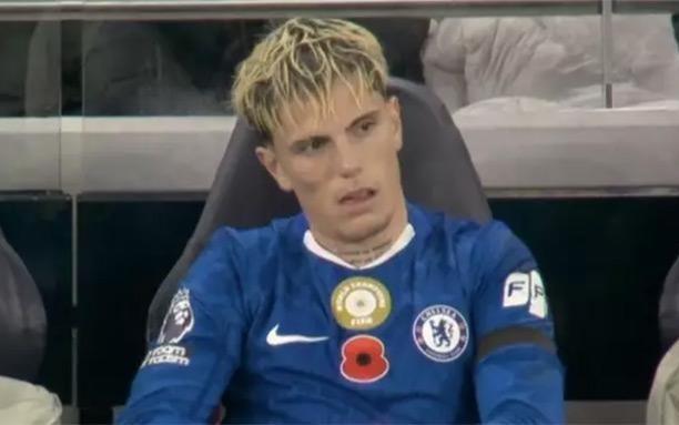 加纳乔被换下后显不满，球迷批：别以为踢90分钟是理所当然