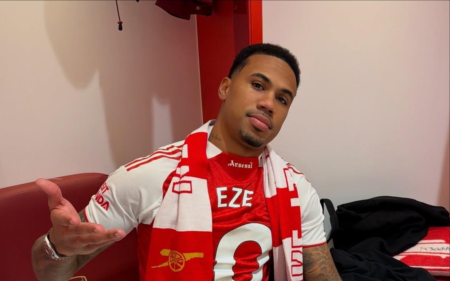 加布晒反穿埃泽球衣手拿全场MVP奖