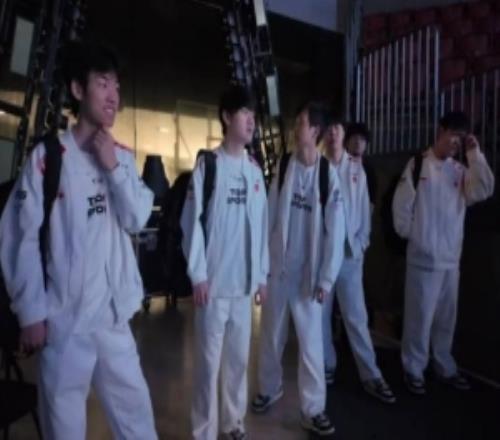 TES工作人员分享选手动态:林坚唱的啥谁听出来了今天去调试了
